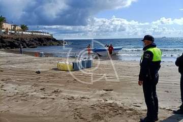 Una lancha neumática con varios jóvenes inmigrantes arriba a la playa de Ojos de Garza/TA.